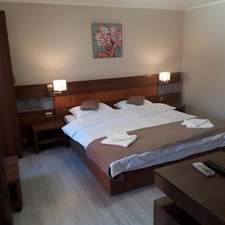 Aura'S West Accommodation Private Parking In Front Yard Bucarest Extérieur photo