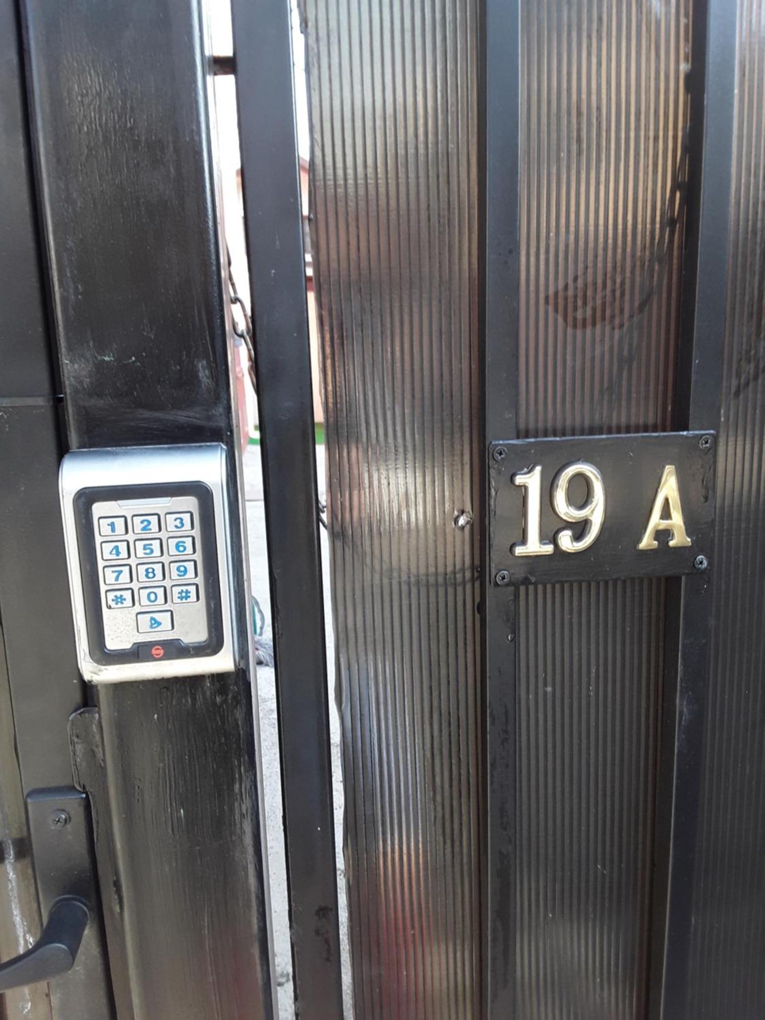 Aura'S West Accommodation Private Parking In Front Yard Bucarest Extérieur photo