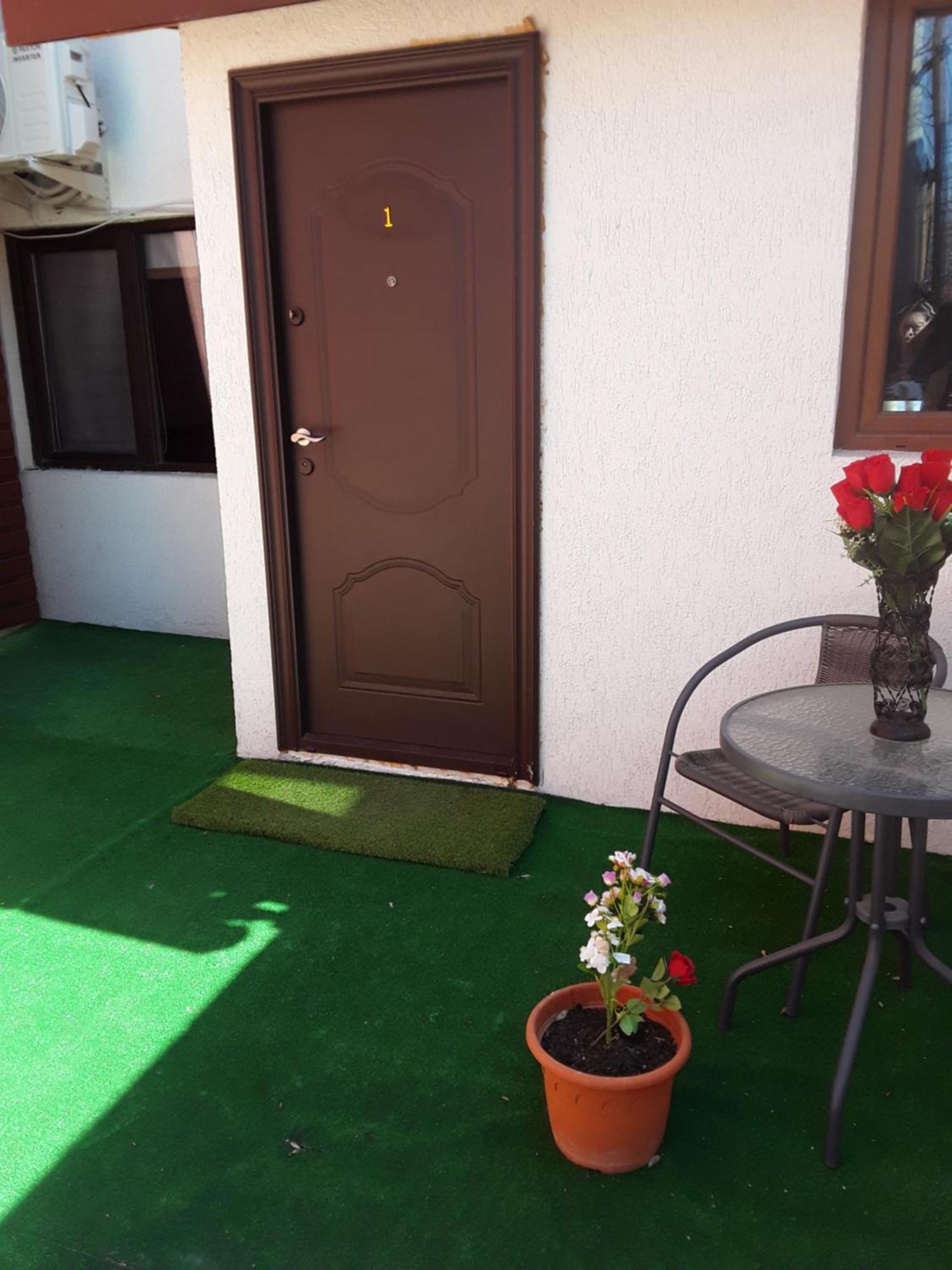 Aura'S West Accommodation Private Parking In Front Yard Bucarest Extérieur photo