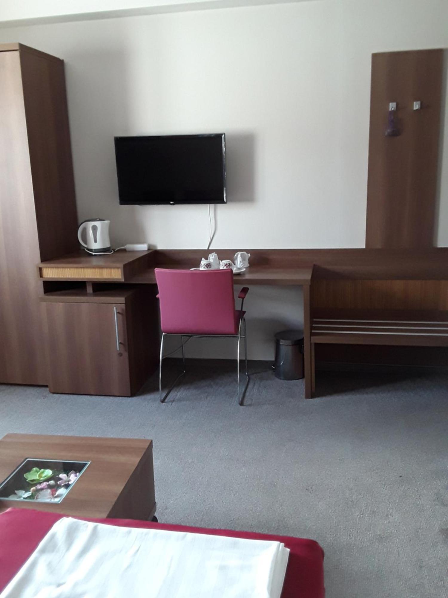 Aura'S West Accommodation Private Parking In Front Yard Bucarest Extérieur photo