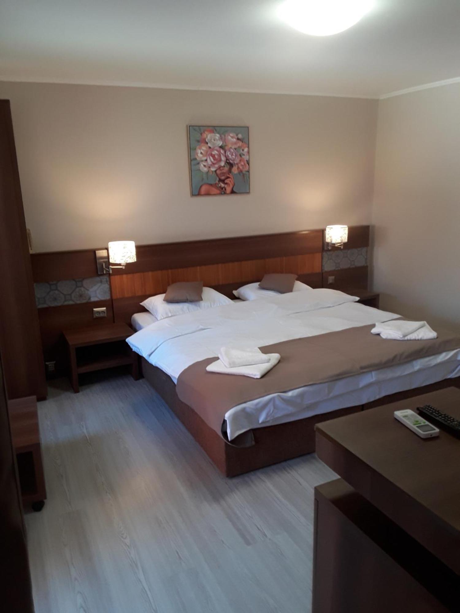 Aura'S West Accommodation Private Parking In Front Yard Bucarest Extérieur photo